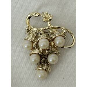 Beautiful Vintage Gold Tone & Imitation Pearl Grape Vine Brooch. Measures 2”